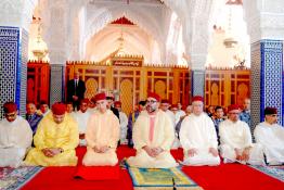 Image du Maroc Professionnelle de  Sa Majesté le Roi Mohammed VI, Amir Al Mouminine, accomplit la prière du vendredi à la mosquée Hassan à Rabat, Vendredi 26 avril 2019. (Photo/ SPPR) via Jalilbounhar.com 